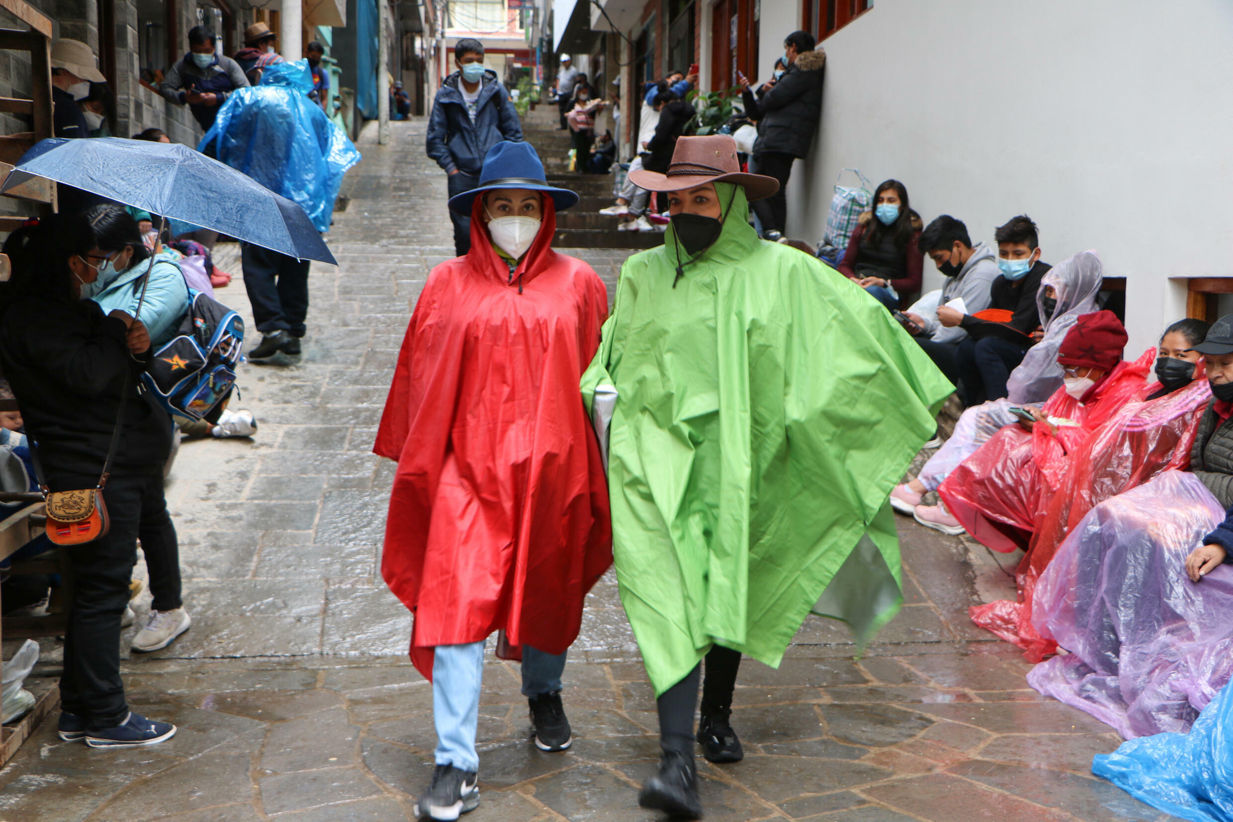 Les touristes attendent d'être évacués du Machu Picchu Pueblo après que de fortes pluies aient coupé la petite ville.
