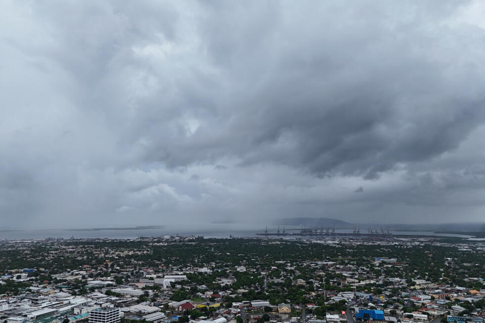 Las nubes cubren Kingston, Jamaica, antes de la llegada prevista del huracán Melissa el domingo 26 de octubre de 2025.
