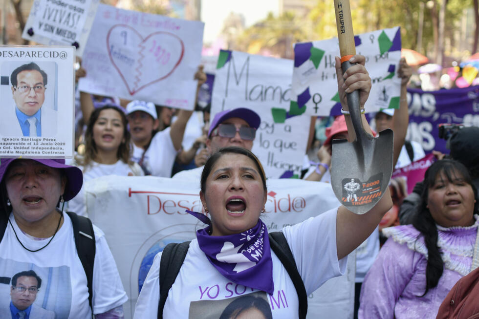 Mujeres, que forman parte de un colectivo que busca a personas desaparecidas, marchan contra la violencia de género con motivo del Día Internacional de la Mujer en la Ciudad de México, el sábado 8 de marzo de 2025.
