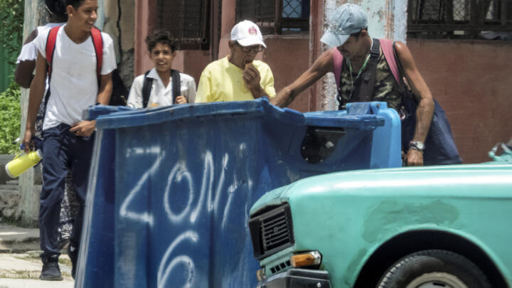A minister has sparked an uproar by claiming "there are no beggars" in Cuba.