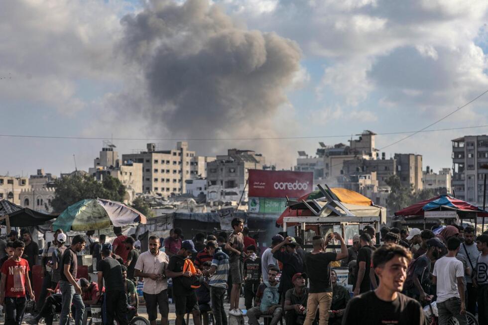 El humo se eleva tras un ataque aéreo israelí durante una operación militar en la ciudad de Gaza, Franja de Gaza, el 19 de septiembre de 2025.