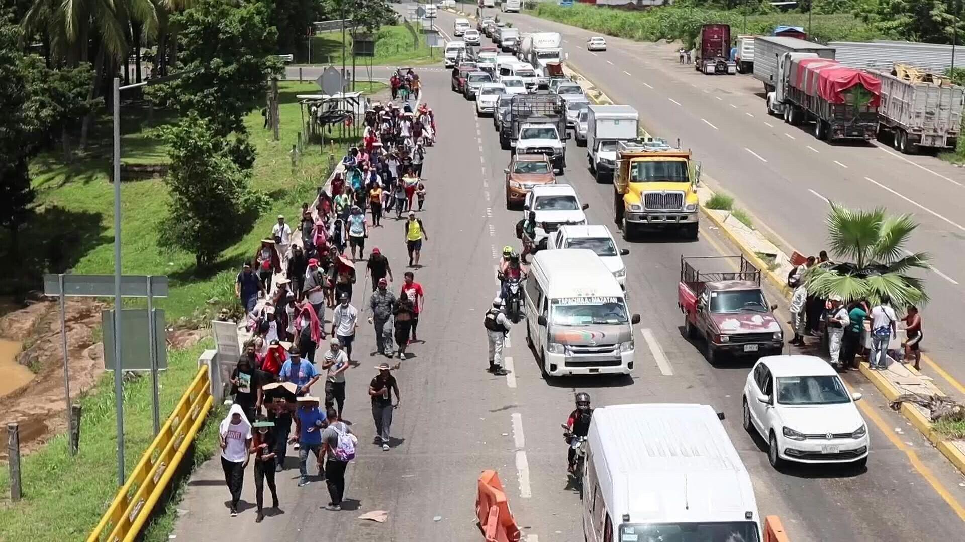 Migrantes en su recorrido desde el poblado de Tapachula, en el sur de México, hacia el municipio de Huixtla.
