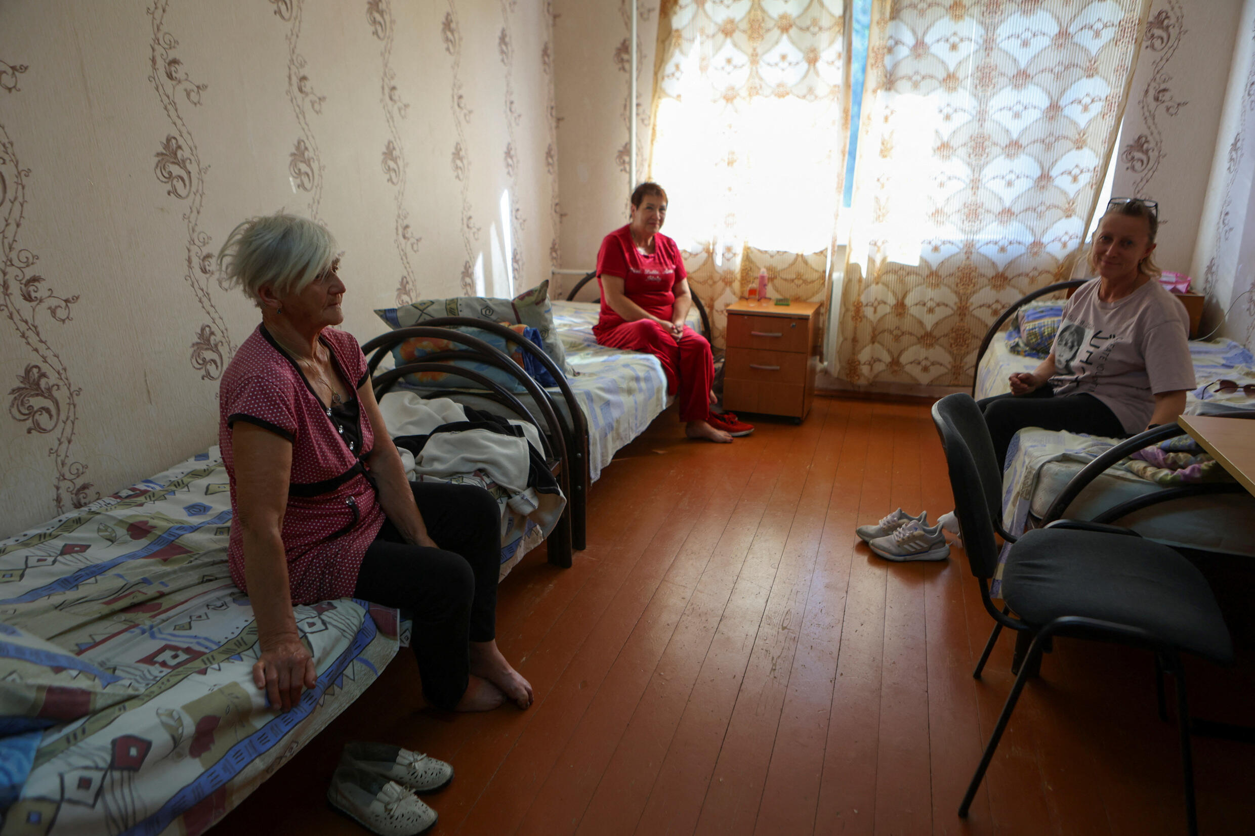 Lyudmila Khakhaleva, Natalya Kalashnikova y Svetlana (no proporcionó su apellido), evacuadas de la aldea de Kolotilovka en el distrito Krasnoyaruzhsky de la región de Belgorod que abandonaron sus hogares luego de una incursión de tropas ucranianas en el curso del conflicto entre Rusia y Ucrania, se alojan en un centro de alojamiento temporal en la ciudad de Stroitel en la región de Belgorod, Rusia, el 12 de agosto de 2024.