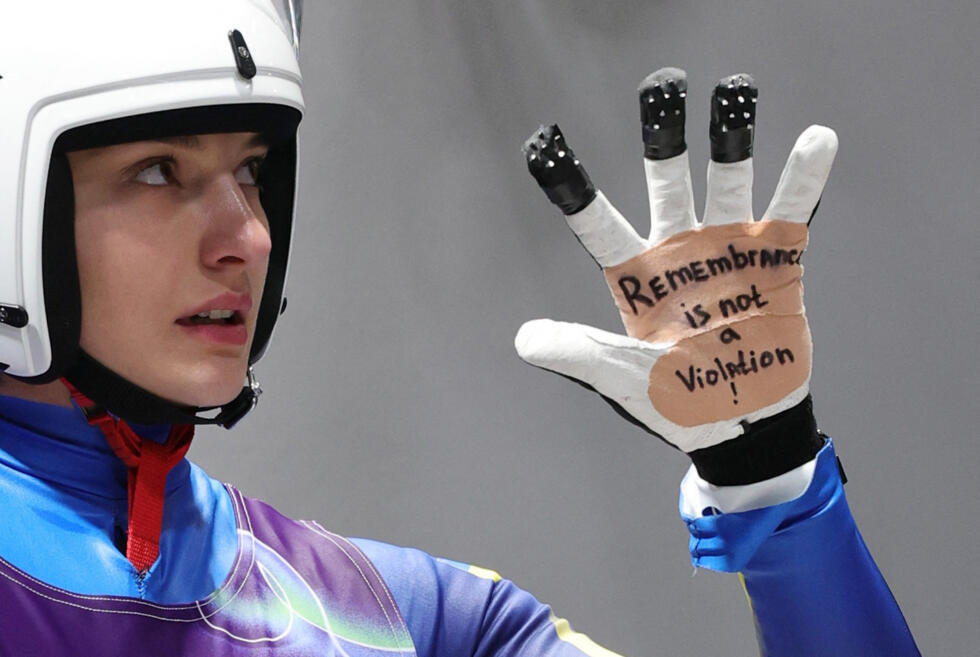 Olena Smaha de Ucrania muestra un guante con la frase "la memoria no es una violación"durante su participación en el trineo en los Juegos Olímpicos de Invierno. Cortina d'Ampezzo, 11 de febrero de 2026.
