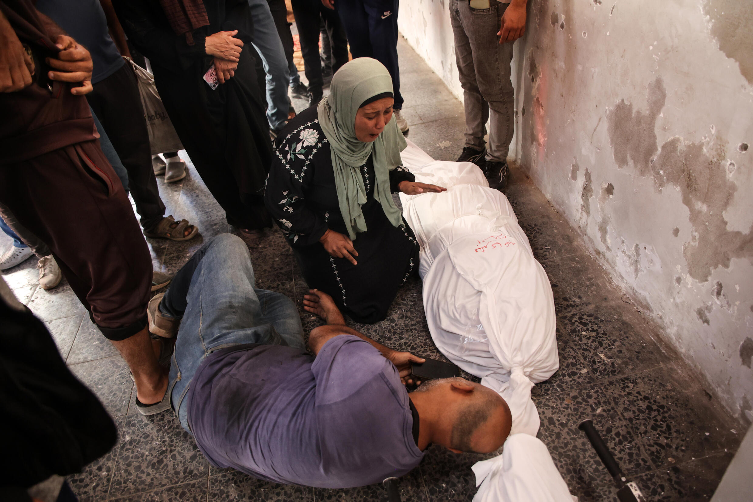 Des Palestiniens se regroupent autour d'une personne tuée lors d'une frappe, devant un hôpital dans le nord de la bande de Gaza, le 31 octobre 2024