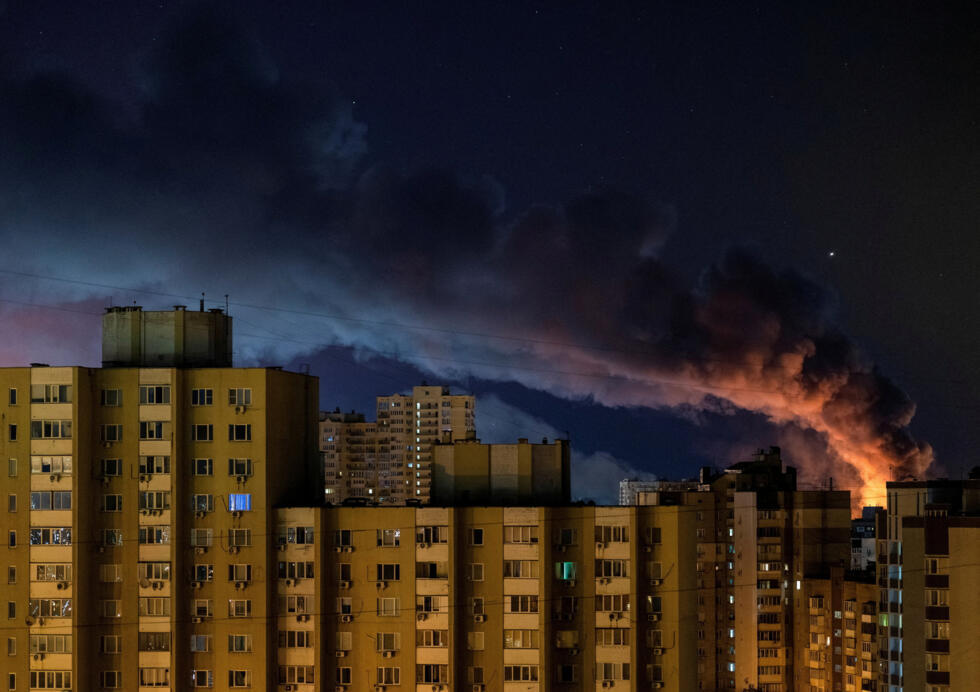 Des flammes et de la fumée s'élèvent dans la ville après des frappes de drones et de missiles russes, à Kiev, le 28 août 2025.