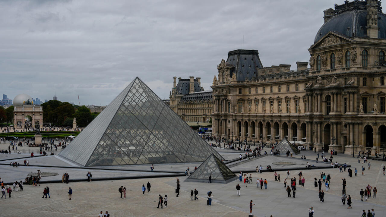 Victime d'un braquage, le musée du Louvre est fermé pour la journée