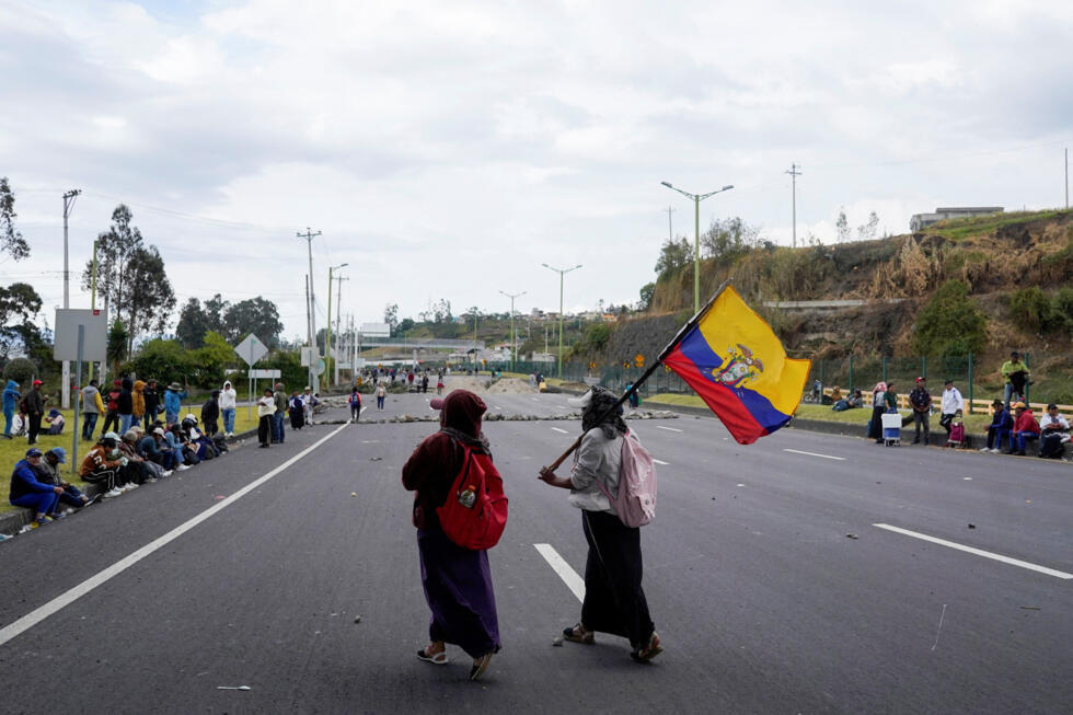 Mujeres indígenas participan en un bloqueo de carretera durante una protesta contra la cancelación de los subsidios al diésel y otras políticas del Gobierno del presidente de Ecuador, Daniel Noboa, en Imbabura, Ecuador, el 23 de septiembre de 2025.