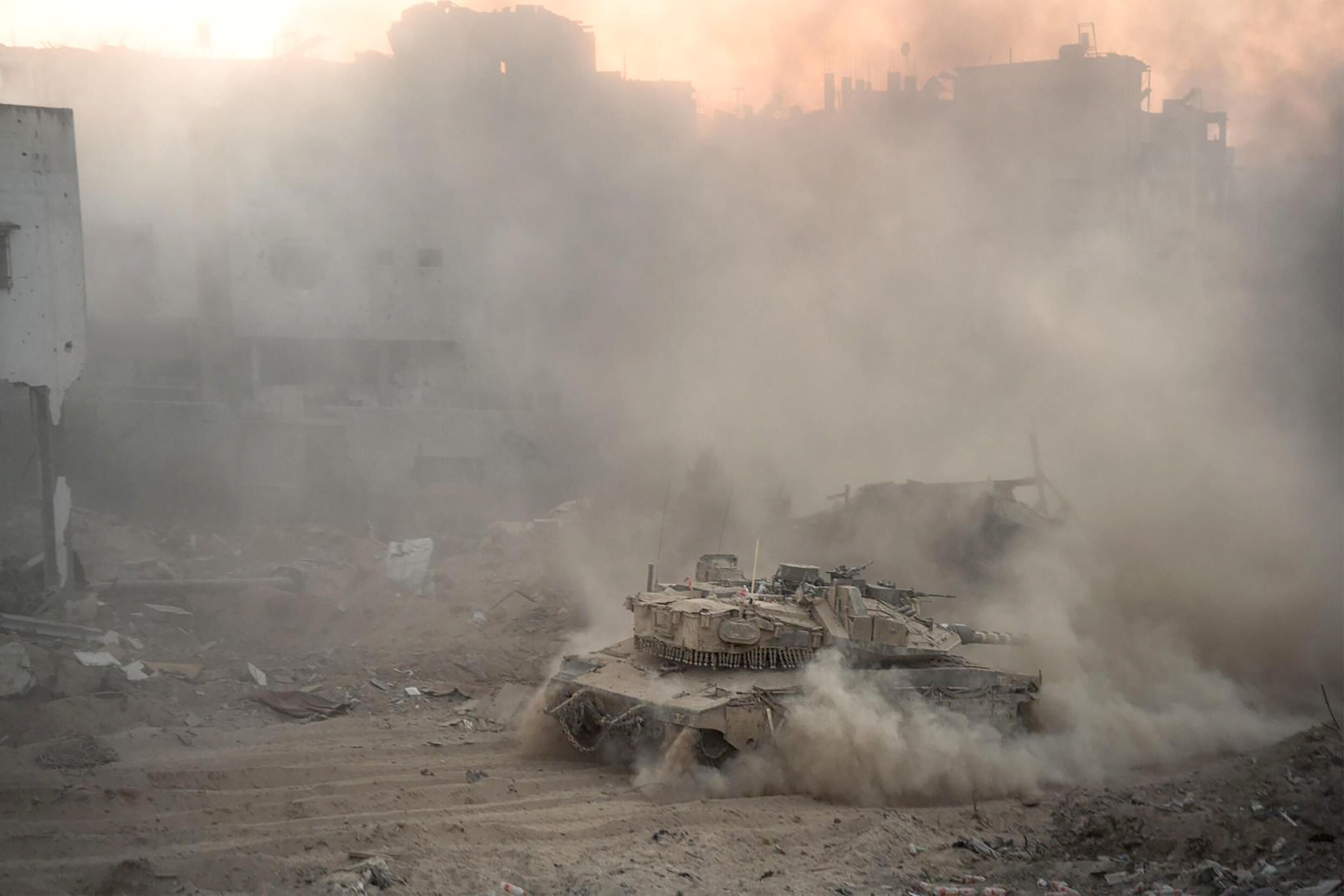 Cette photo diffusée par l'armée israélienne le 11 juillet 2024 montre un char de combat de l'armée israélienne en mouvement lors d'opérations dans la bande de Gaza.