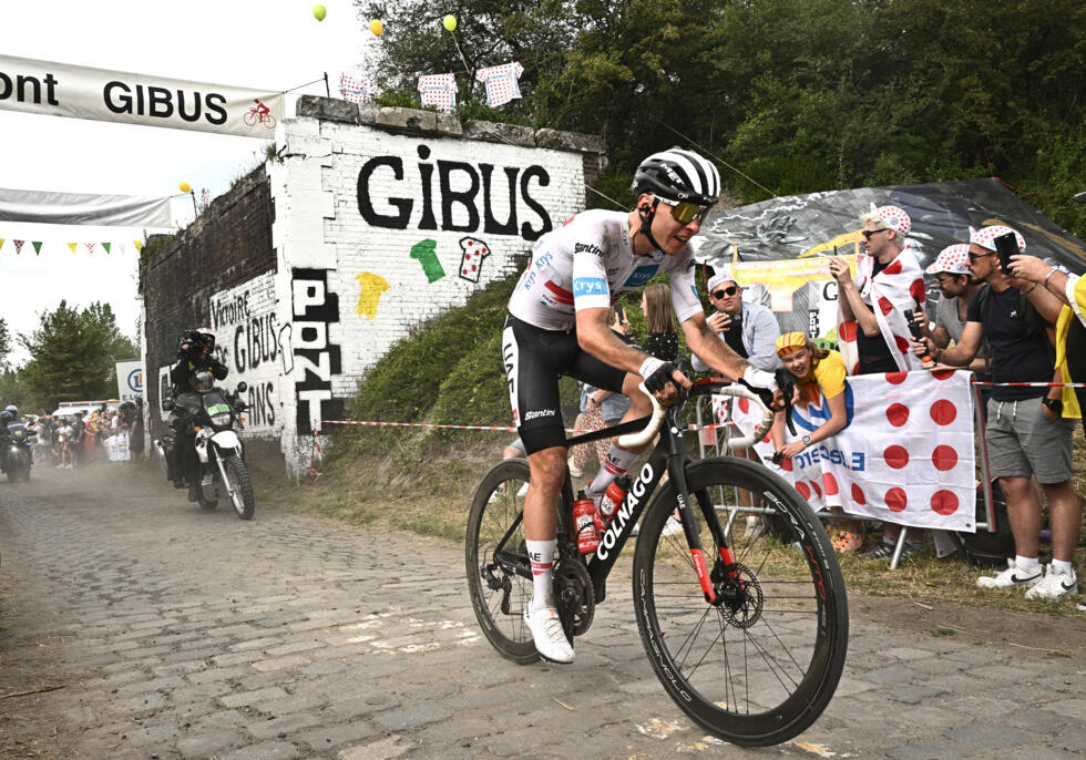 Tadej Pogacar sur les pavés de Paris - Roubaix, lors d'une étape du Tour de France 2022.