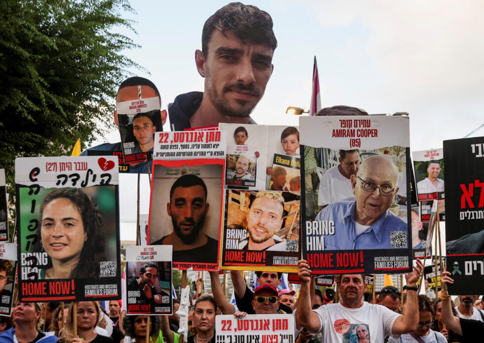 Los manifestantes sostienen carteles e imágenes recortadas de los rehenes durante una manifestación para exigir el fin inmediato de la guerra en Gaza y la liberación de todos los rehenes que fueron secuestrados durante el mortal ataque del 7 de octubre de 2023 contra Israel por parte de Hamás, en Tel Aviv, Israel , el 26 de agosto de 2025.