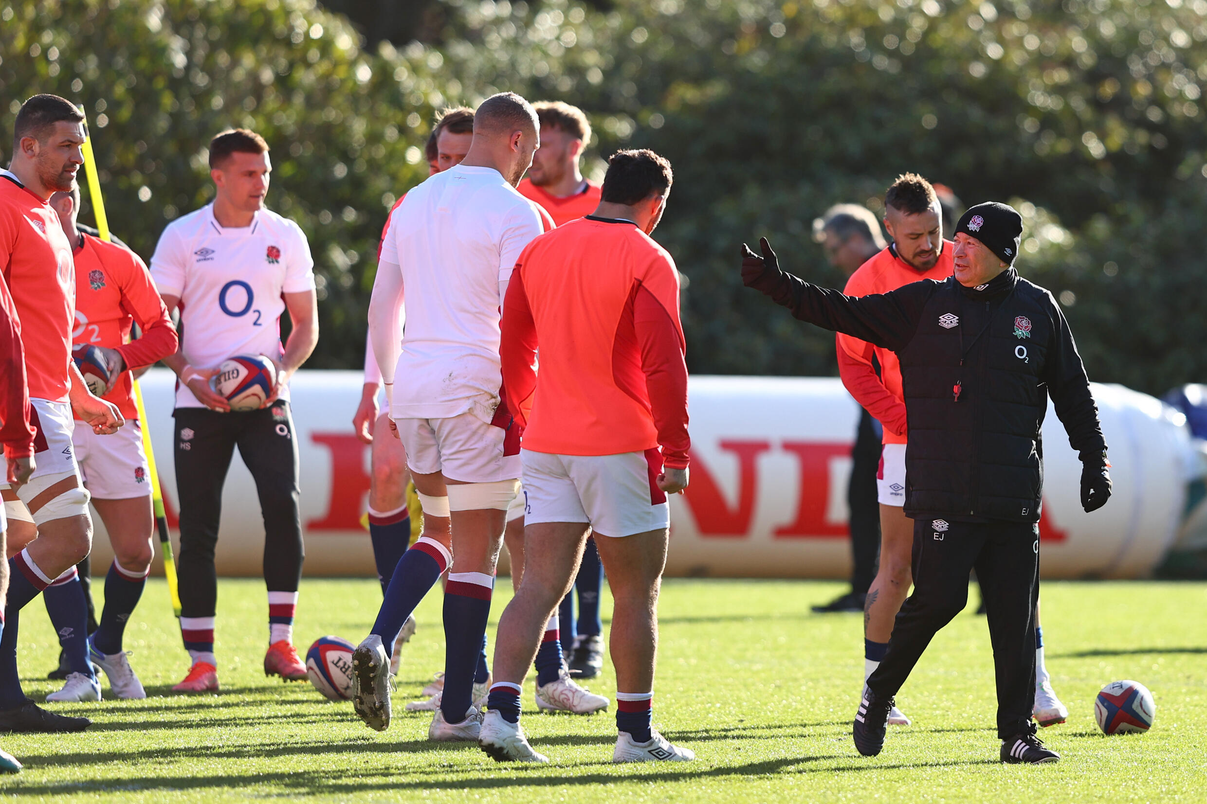Eddie Jones, the Australian coach of the England team, speaks to his players during training on February 25, 2022 at Pennyhill Park in Boxhat.