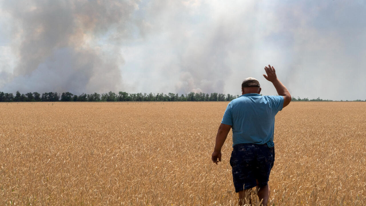 Archivo. Un agricultor reacciona mientras observa su campo en llamas causado por los combates en la línea del frente en la región de Dnipropetrovsk, Ucrania, lunes 4 de julio de 2022.