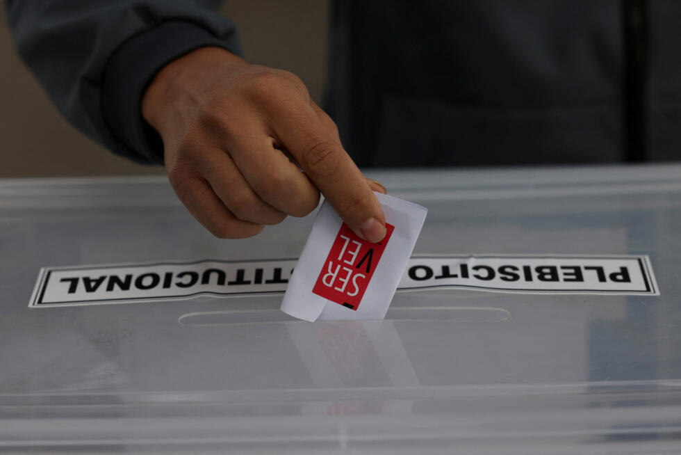 Un ciudadano emite su voto durante un referéndum sobre una nueva constitución chilena en Santiago, Chile, el 17 de diciembre de 2023.