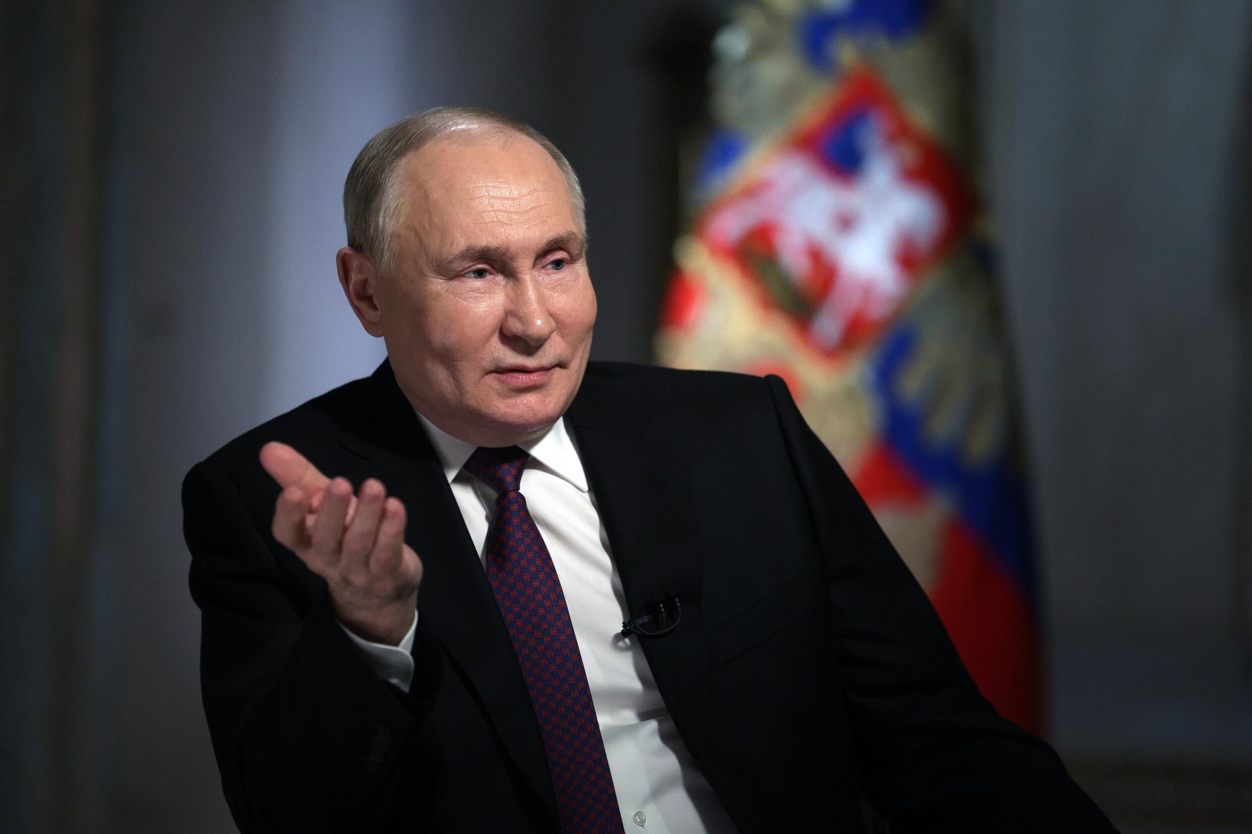 Le président russe Vladimir Poutine lors d'une interview accordée à l'animateur de télévision et directeur général de l'agence de presse Rossiya Segodnya, Dmitry Kiselyov, au Kremlin, à Moscou, le 12 mars 2024