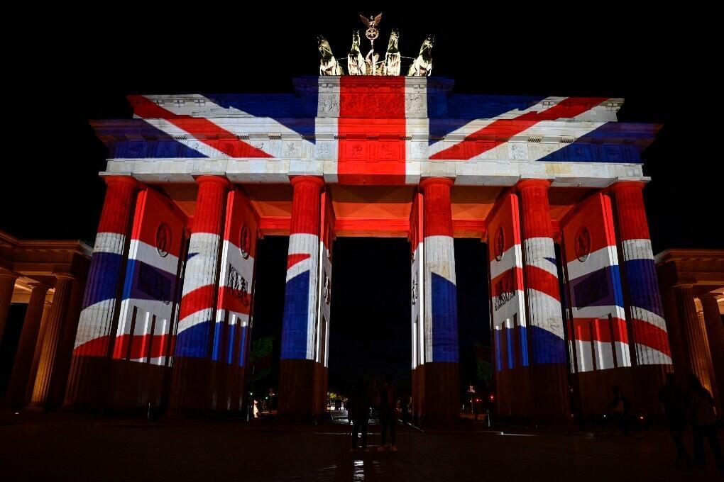 La Puerta de Brandemburgo es iluminada con los colores de la bandera del Reino Unido en Berlín el 9 de septiembre de 2022.