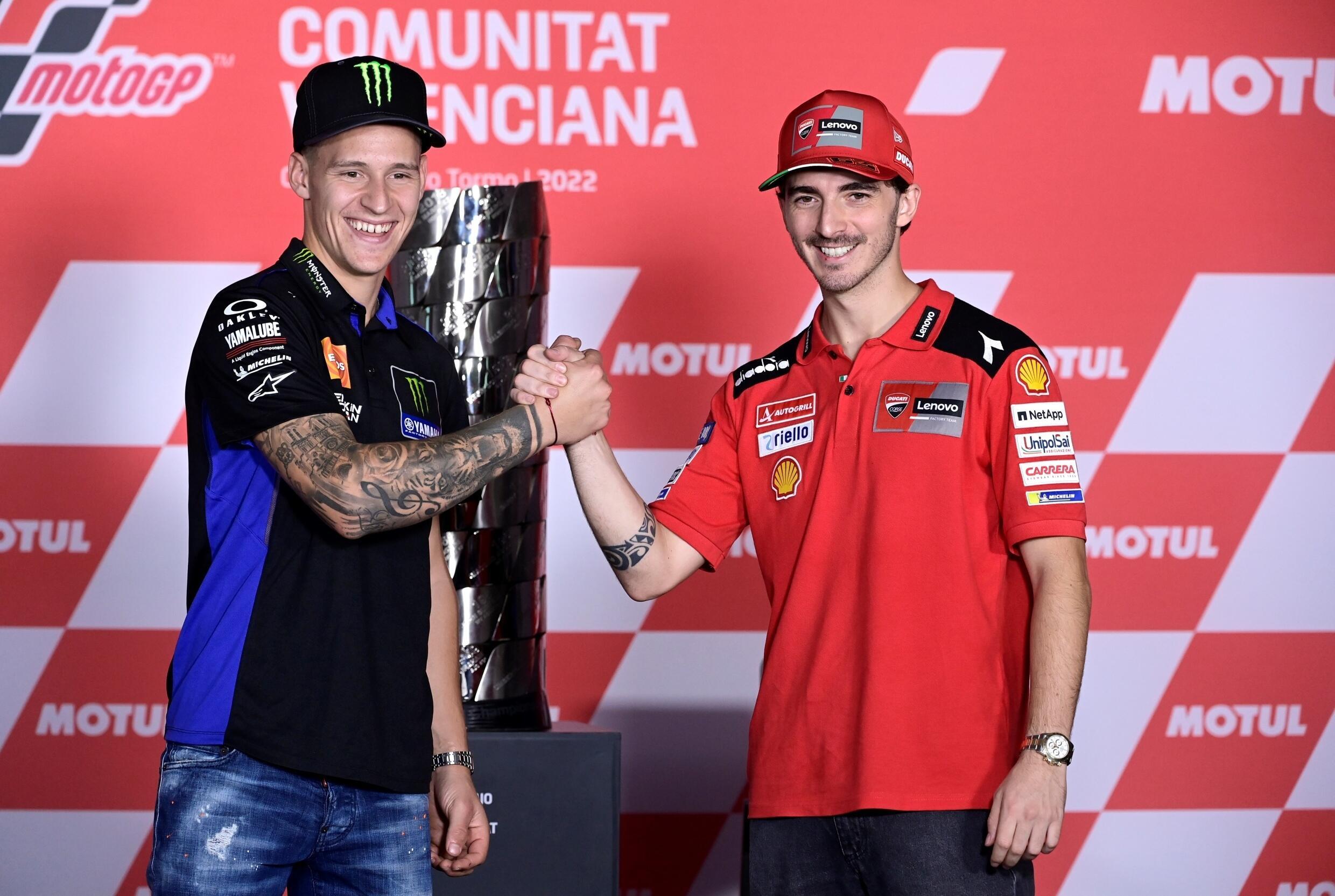 Il pilota francese Fabio Quartararo e l'italiano Francesco Bagnaia si stringono la mano durante una conferenza stampa a Valencia il 3 novembre 2022.