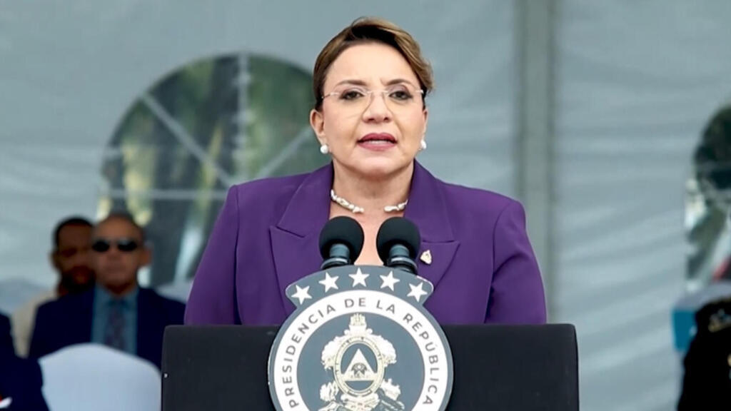 Captura de video cedido por la Presidencia de Honduras que muestra a su mandataria, Xiomara Castro, hablando durante una ceremonia este jueves, en Tegucigalpa (Honduras). Castro ordenó iniciar el proceso de transición y calificó como de facto al próximo Gobierno que asumirá el conservador Nasry 'Tito' Asfura, el próximo 27 de enero.