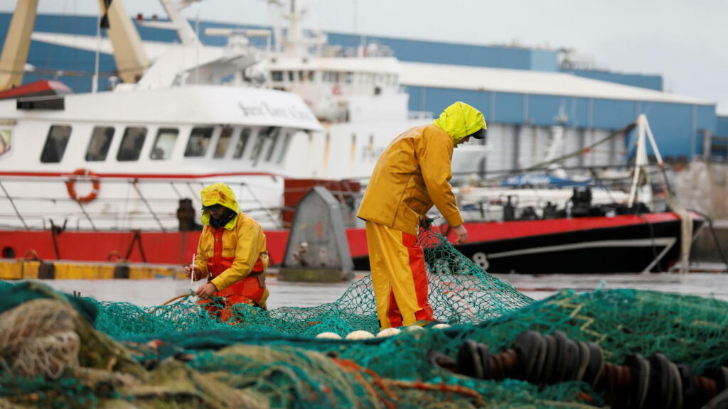 France threatens to retaliate against Britain in post-Brexit fishing licence dispute
