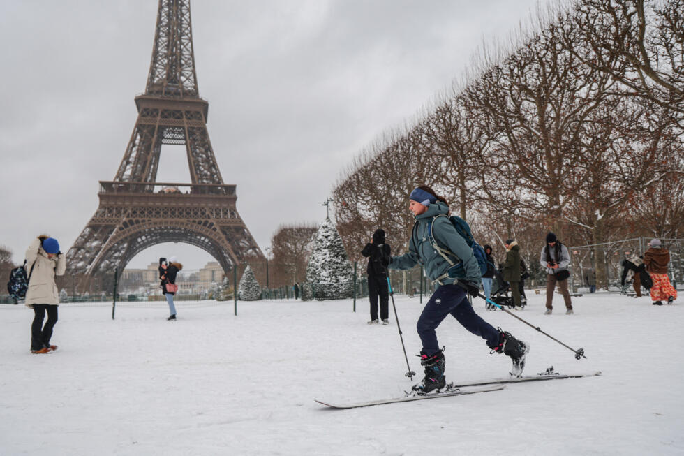 Parijzenaars gingen op 7 januari skiën in de buurt van de Eiffeltoren en andere bezienswaardigheden in Parijs, nadat sneeuw de Franse hoofdstad bedekte, wat voorspellers beschreven als een fenomeen van