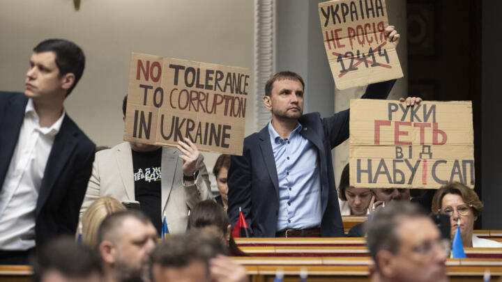 Ukrainian lawmakers protest as they vote on a bill to replace a law that curbed the powers of anti-graft bodies in Kyiv on July 31, 2025.