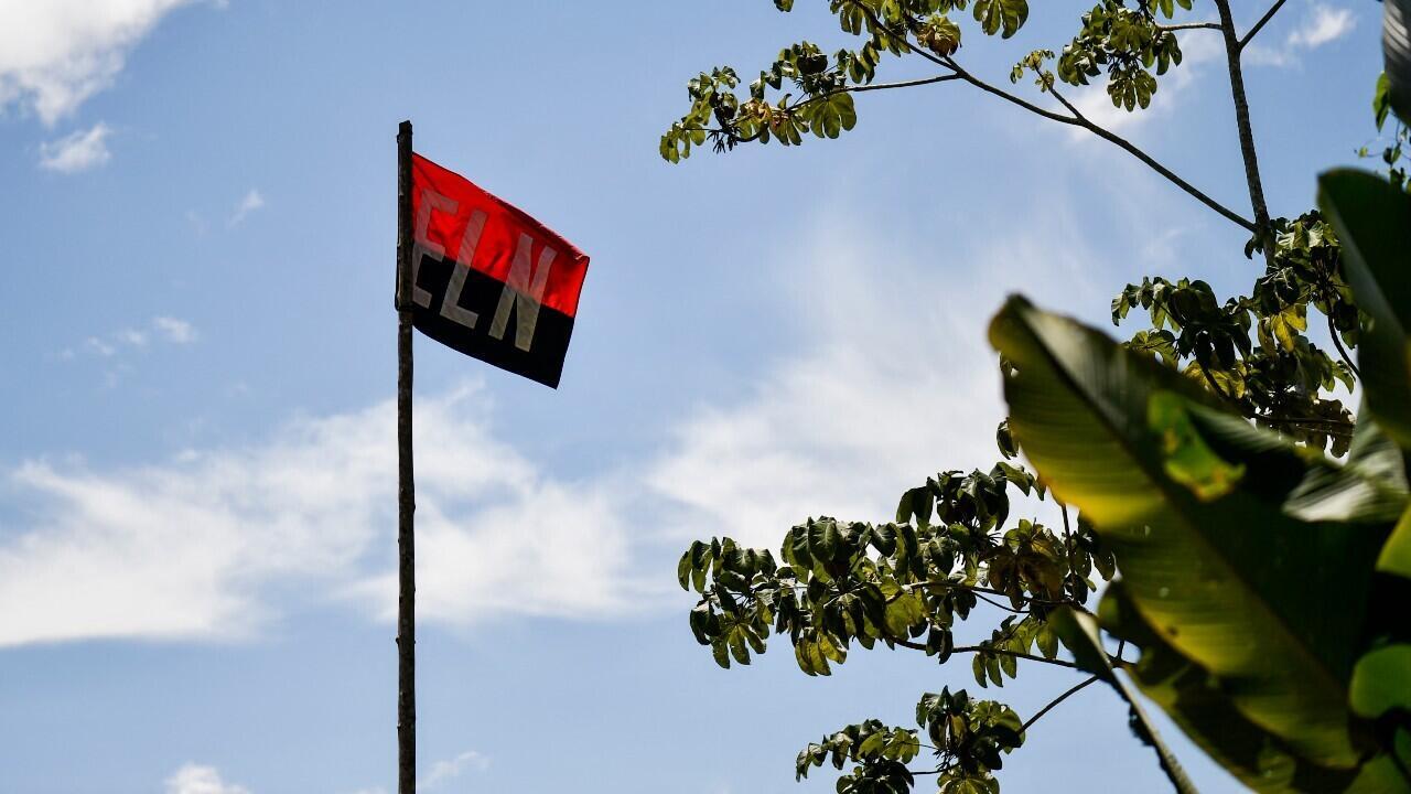 Una bandera del ELN ondea en la selva del Catatumbo, noreste de Colombia, en una imagen de archivo de septiembre de 2018.