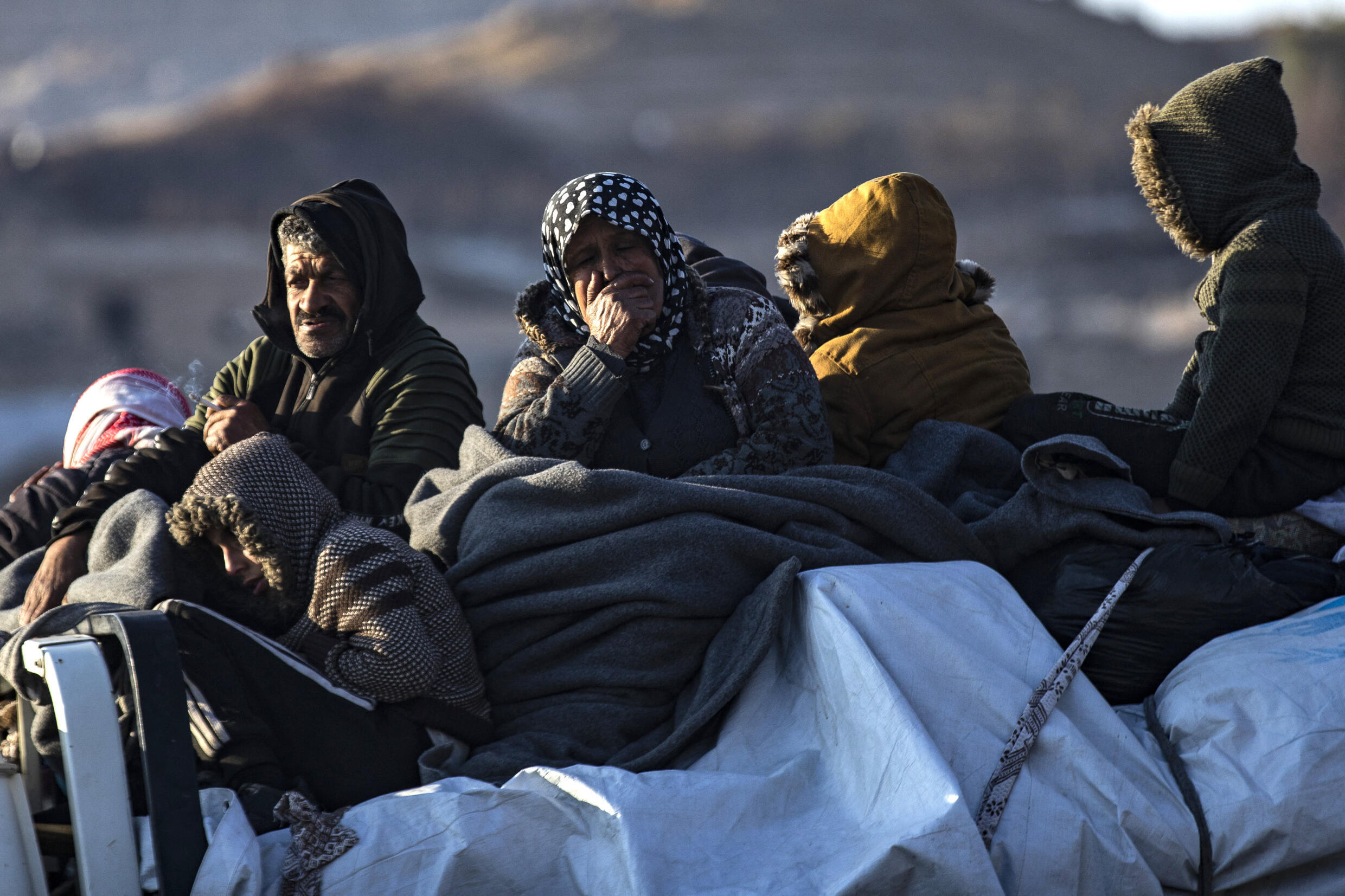 Des Kurdes syriens, fuyant leurs maisons dans la périphérie de la ville d'Alep, arrivent avec leurs biens à Tabaqah, dans la périphérie ouest de Raqqa, le 2 décembre 2024.
