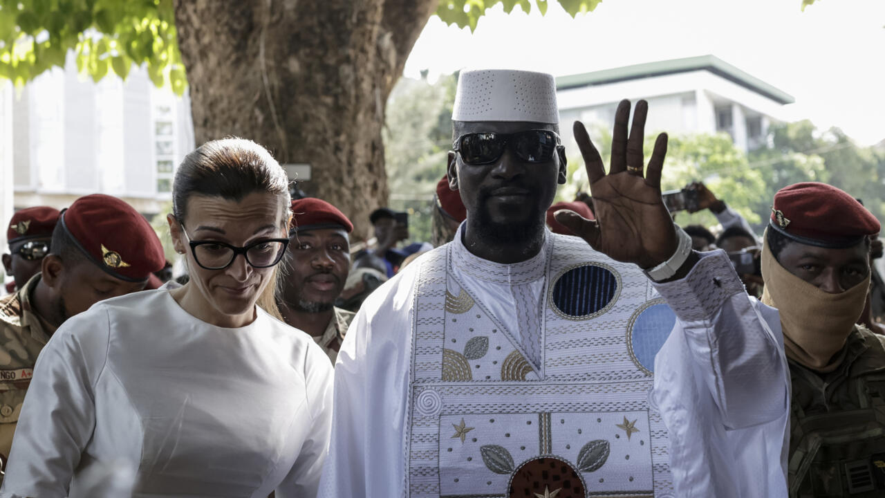 تنصيب الجنرال مامادي دومبويا رئيسا لغينيا بعد فترة انتقالية استمرت أربع سنوات