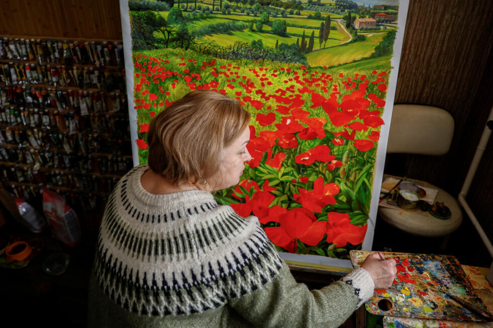 La artista ucraniana Iryna Prots, creadora del "auriculares de memoria" del atleta esqueleto Vladislav Heraskevych, posa junto a una de sus obras en Kiev el 11 de febrero de 2026.