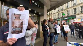 Photo d'une poupée sexuelle à caractère pédopornographique présente il y a encore quelques jours sur le site de Shein devant le grand magasin BHV Marais à Paris, le 3 novembre 2025.