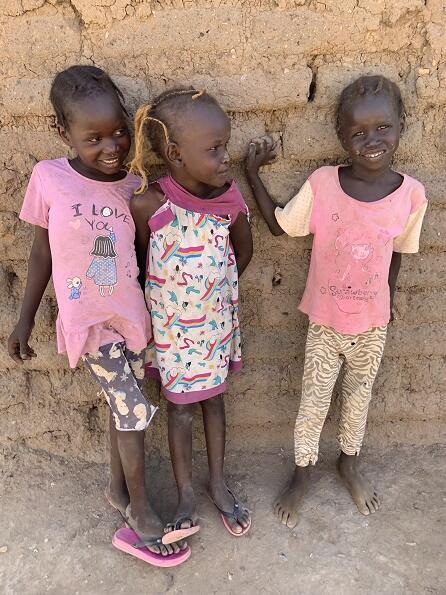 أطفال صغار يلعبون في الشارع بحي "العزبة" المسيحي 19 نوفمبر/تشرين الثاني 2021