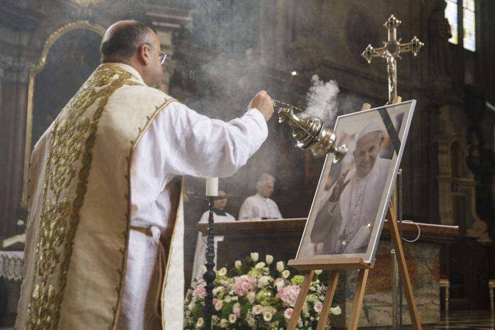 Une photo du pape François est affichée pendant la messe du lundi de Pâques dans la cathédrale Saint-Étienne à Vienne, le 21 avril 2025.