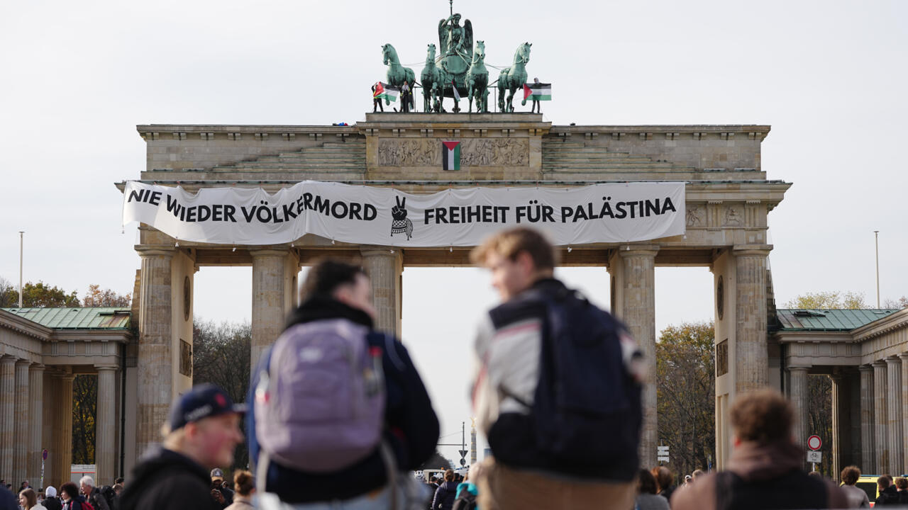 نشطاء يتسلّقون بوابة براندنبورغ في برلين ويرفعون لافتة تطالب بـ"الحرية لفلسطين"