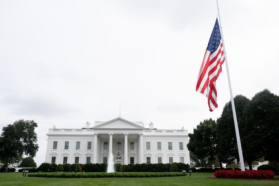 Drapeau de la Maison Blanche mis en berne en hommage à l'influenceur américain décédé Charlie Kirk, à Washington, aux Etats-Unis, le 10 septembre 2025