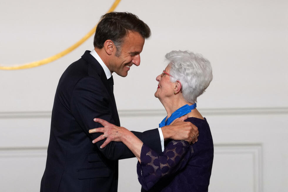 Le président français Emmanuel Macron remet à Lili Keller-Rosenberg les insignes de commandeur de l'ordre national du Mérite, à Paris, le 7 mai 2025.