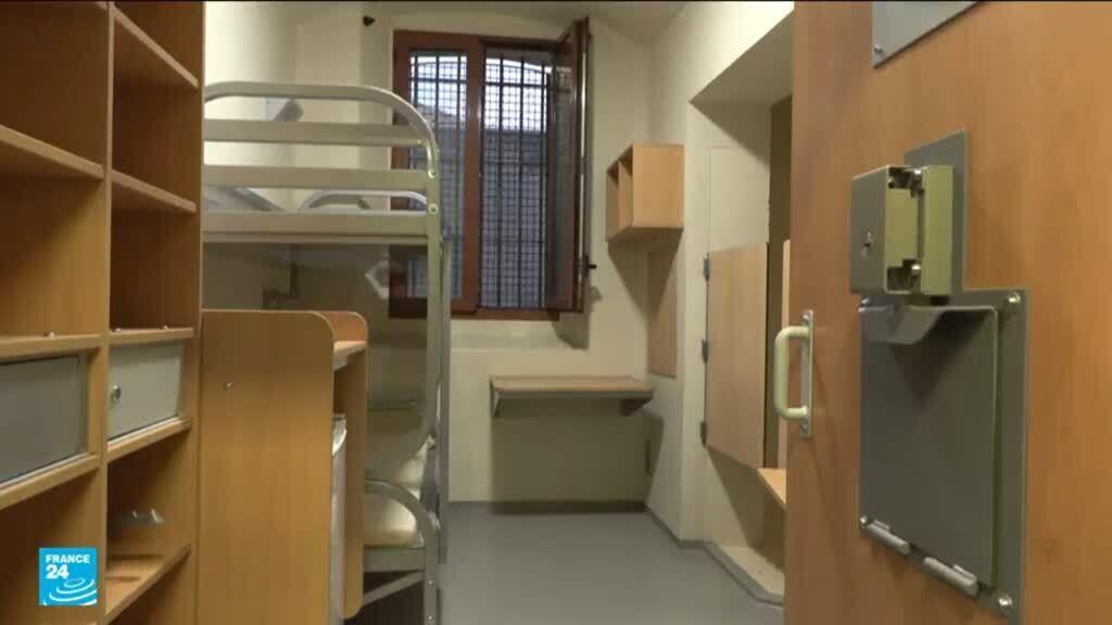 فرنسا تشددالإجراءات في 6 سجون