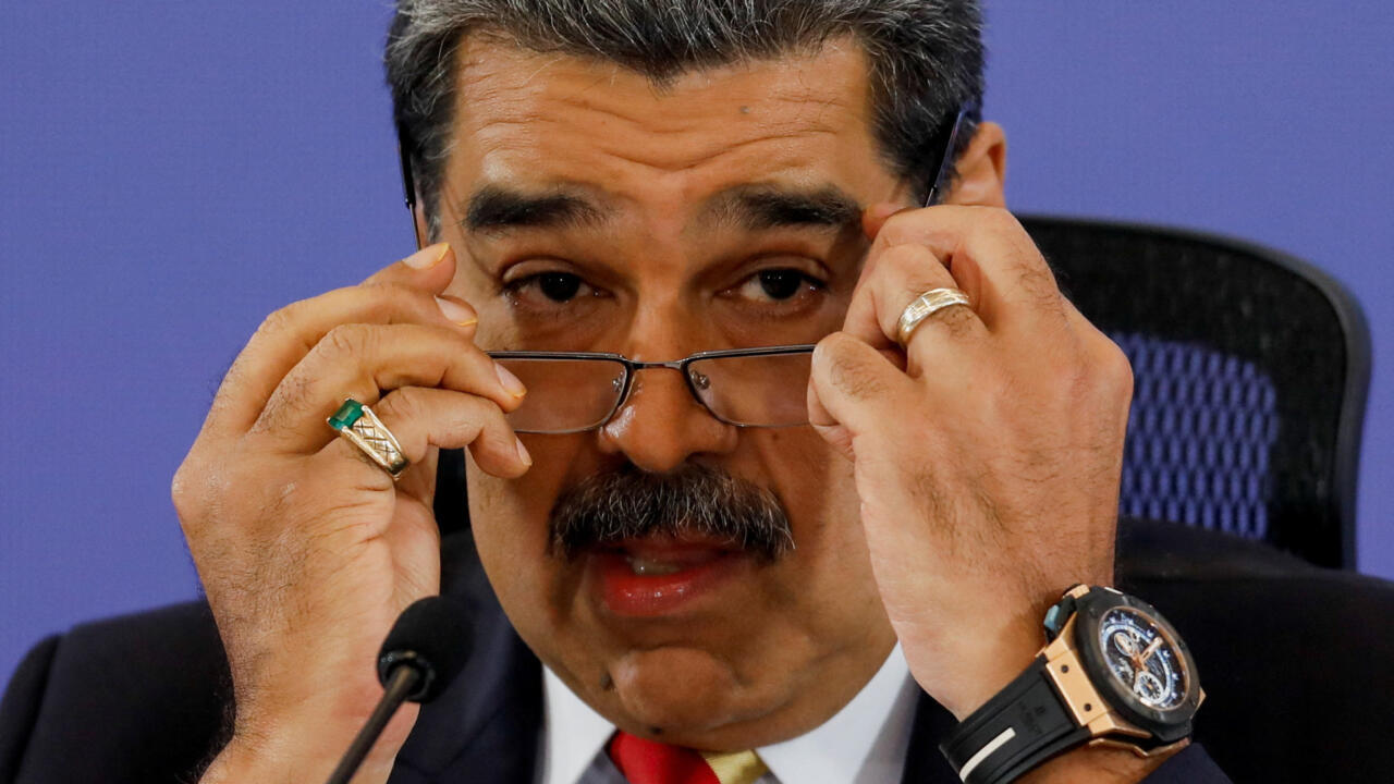 El presidente de Venezuela, Nicolás Maduro, sostiene sus gafas durante una rueda de prensa, en medio de las crecientes tensiones con Estados Unidos por el despliegue de buques de guerra estadounidenses en el sur del Caribe y aguas cercanas, que según funcionarios estadounidenses tiene como objetivo hacer frente a las amenazas de los cárteles de la droga latinoamericanos, en Caracas, Venezuela, el 1 de septiembre de 2025.