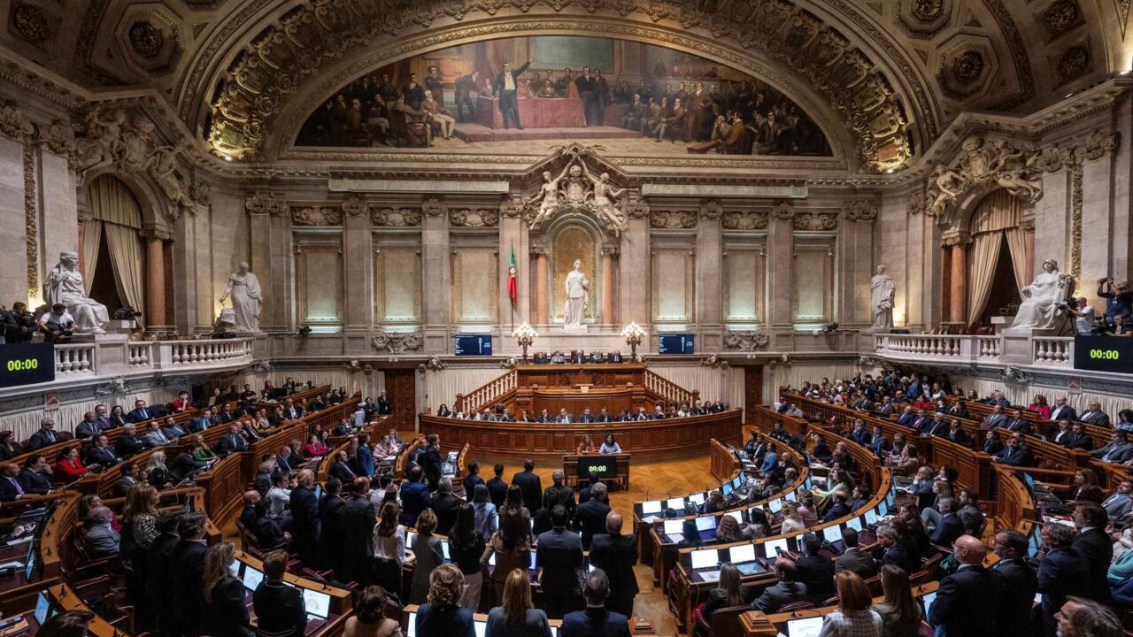 Les législateurs portugais votent le projet de budget de l'État pour 2025 lors du débat en première lecture au Parlement portugais à Lisbonne, le 31 octobre 2024.