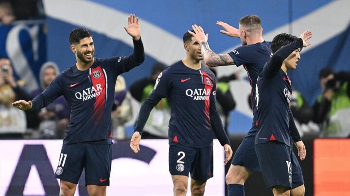 Les joueurs du PSG célèbrent leur deuxième but lors du match de football contre l'Olympique de Marseille au Stade Vélodrome de Marseille, le 31 mars 2024.