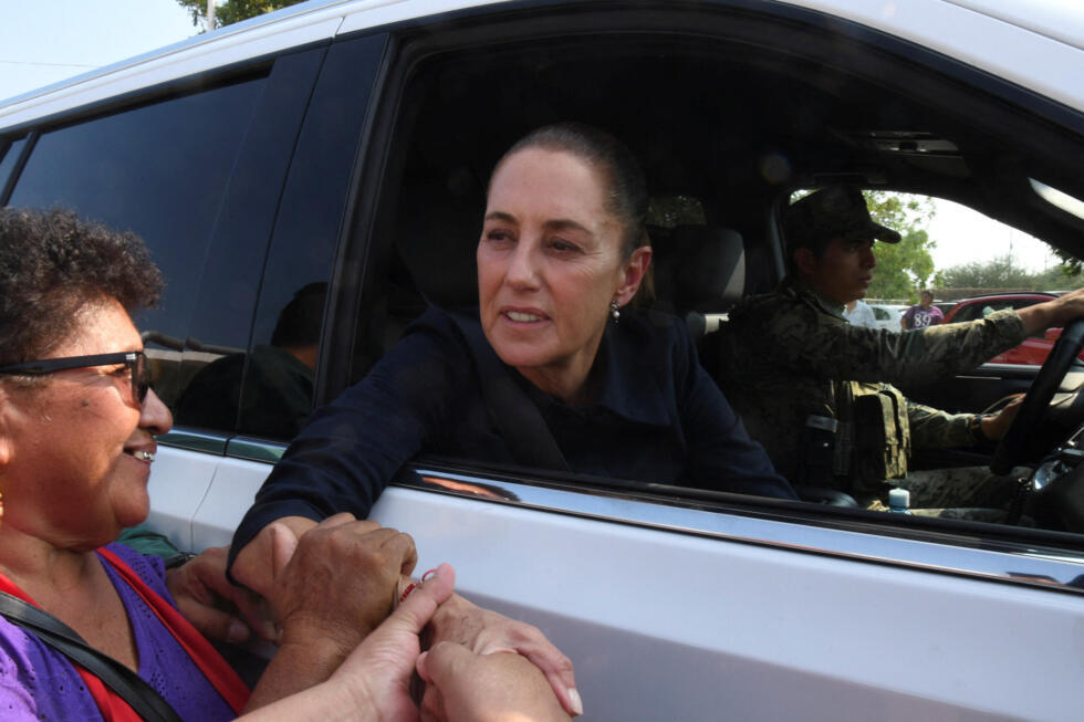 La presidenta de México, Claudia Sheinbaum, habla con personas fuera del hospital donde se atiende a las víctimas del descarrilamiento del Tren Interoceánico en Oaxaca, en Santo Domingo Tehuantepec, estado de Oaxaca, México, el 29 de diciembre de 2025.