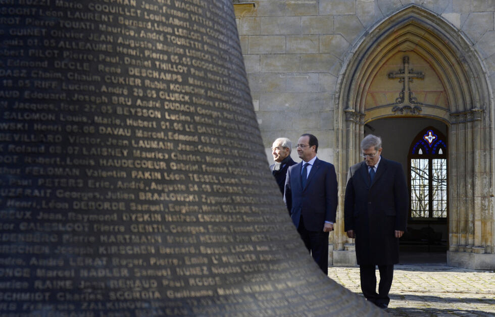 Former French Justice Minister Robert Badinter (left), French President François Hollande (centre) and President of the Armenian Veterans Association Antoine Bagdikian attend a ceremony paying tribute