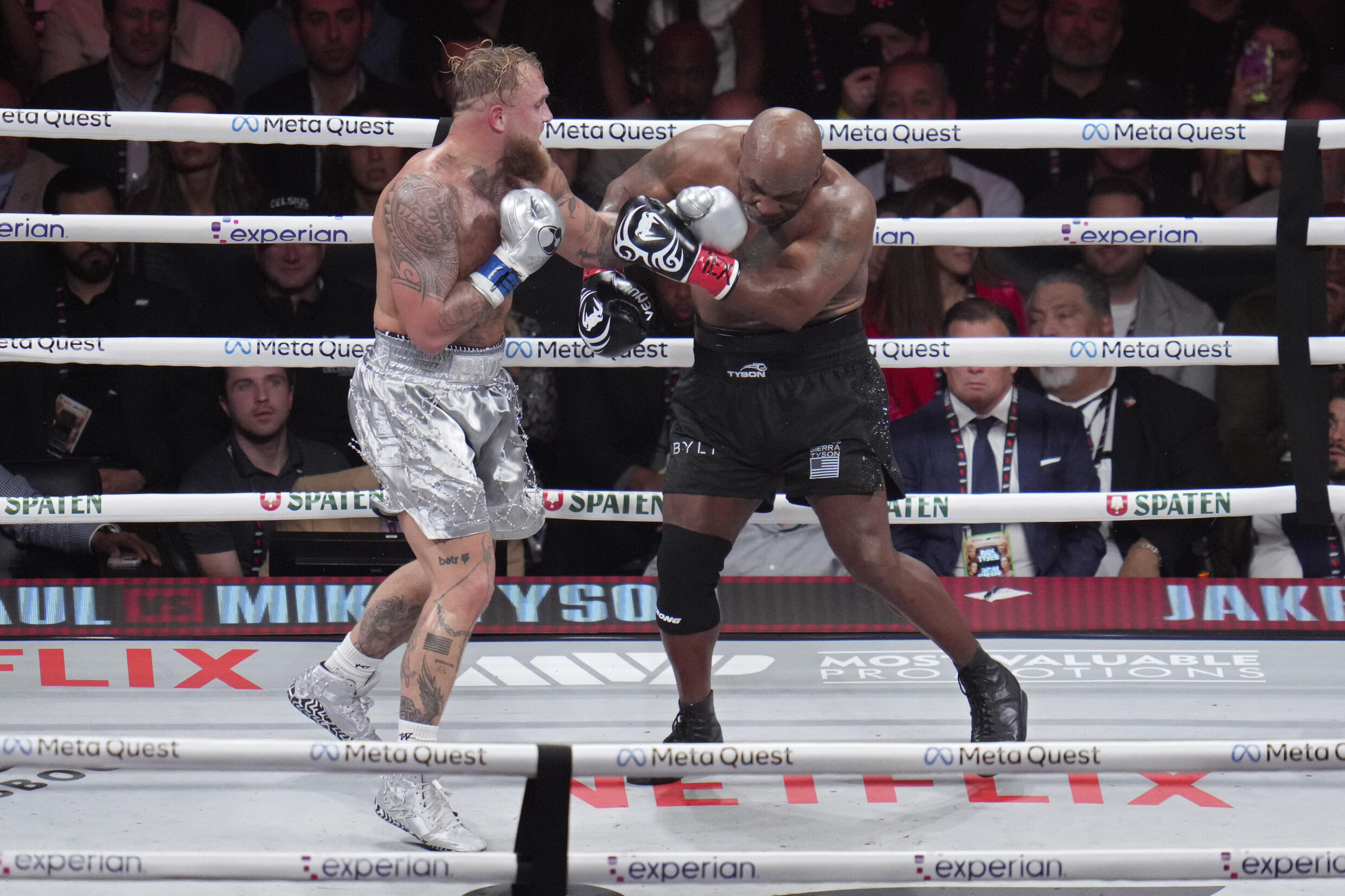 Jake Paul et Mike Tyson lors de leur match de boxe poids lourds à Arlington, au Texas, le 15 novembre 2024.