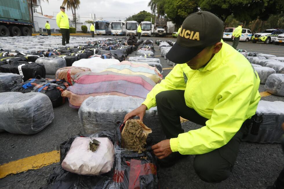 Archivo. Un policía abre un paquete que hace parte de un cargamento de droga decomisado en un operativo, en Cali (Colombia).