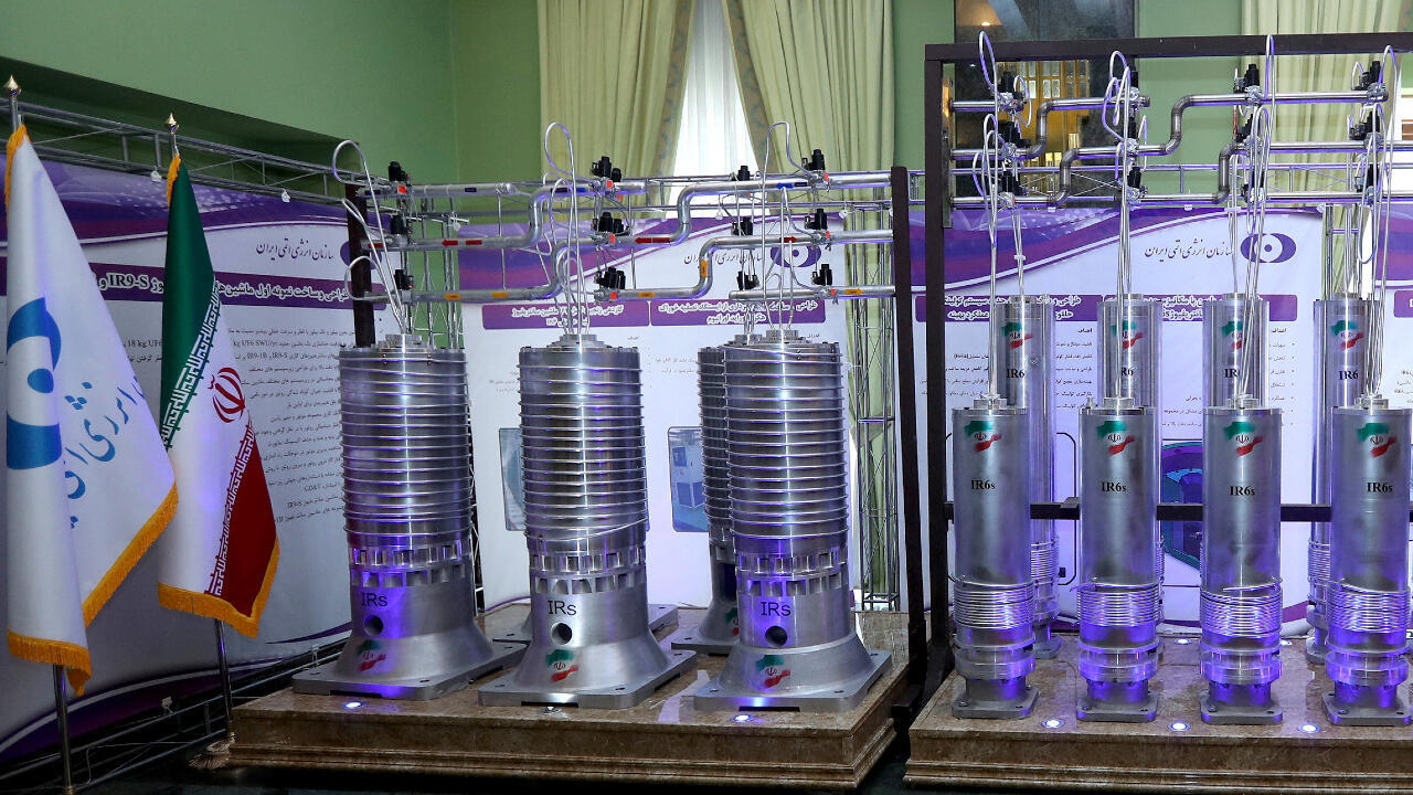 Varias centrífugas iraníes de nueva generación se exhiben durante el Día Nacional de la Energía Nuclear en Teherán, Irán, el 10 de abril de 2021.