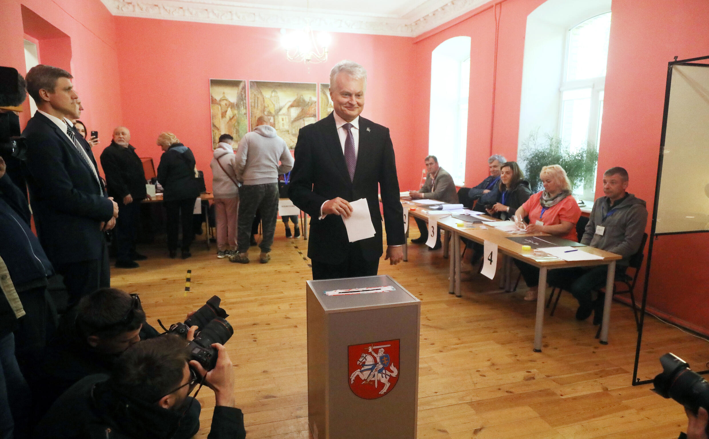 Le président lituanien sortant, Gitanas Nauseda, s'apprête à voter au premier tour de la présidentielle, le 12 mai 2024 à Vilnius.