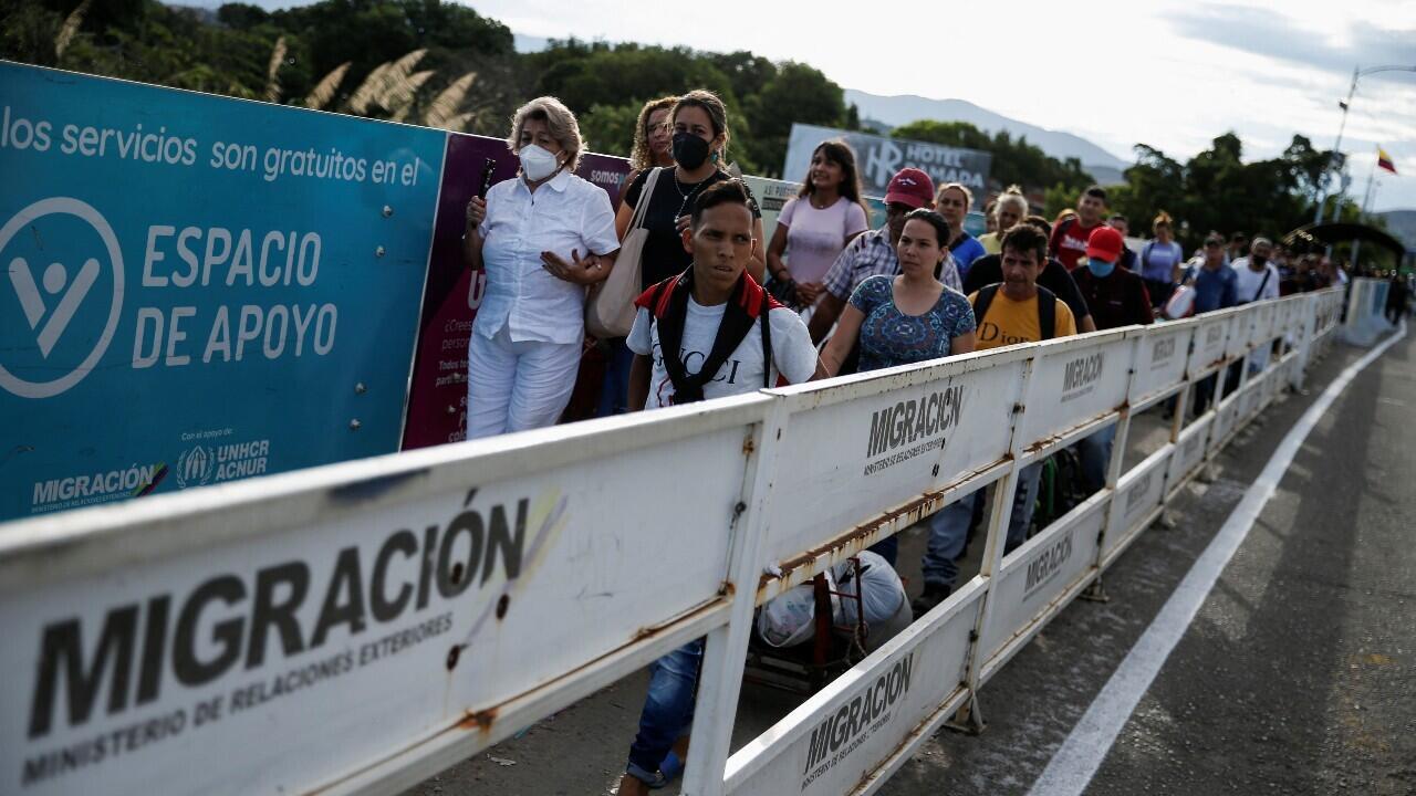 Venezolanos caminan sobre el Puente Internacional Simón Bolívar, la frontera entre Colombia y Venezuela abierta solo para peatones, antes de la reapertura oficial de la frontera después de siete años, programada para el 26 de septiembre de 2022. En Cúcuta, Colombia, el 24 de septiembre de 2022.