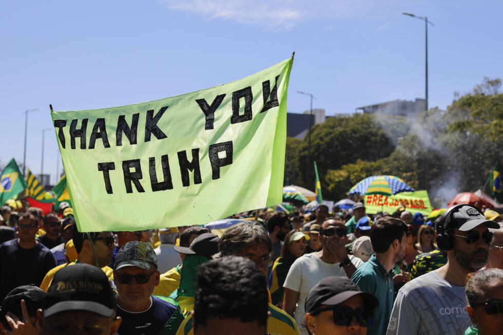 Devant la Banque Centrale à Brasilia, des manifestants brandissaient des pancartes "Merci Trump" dimanche 3 août 2025.