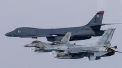 Un bombardero B-1B de la Fuerza Aérea de EE. UU. y aviones de combate KF-16 de Corea del Sur participan en un simulacro aéreo conjunto en Corea del Sur, el 3 de marzo de 2023.