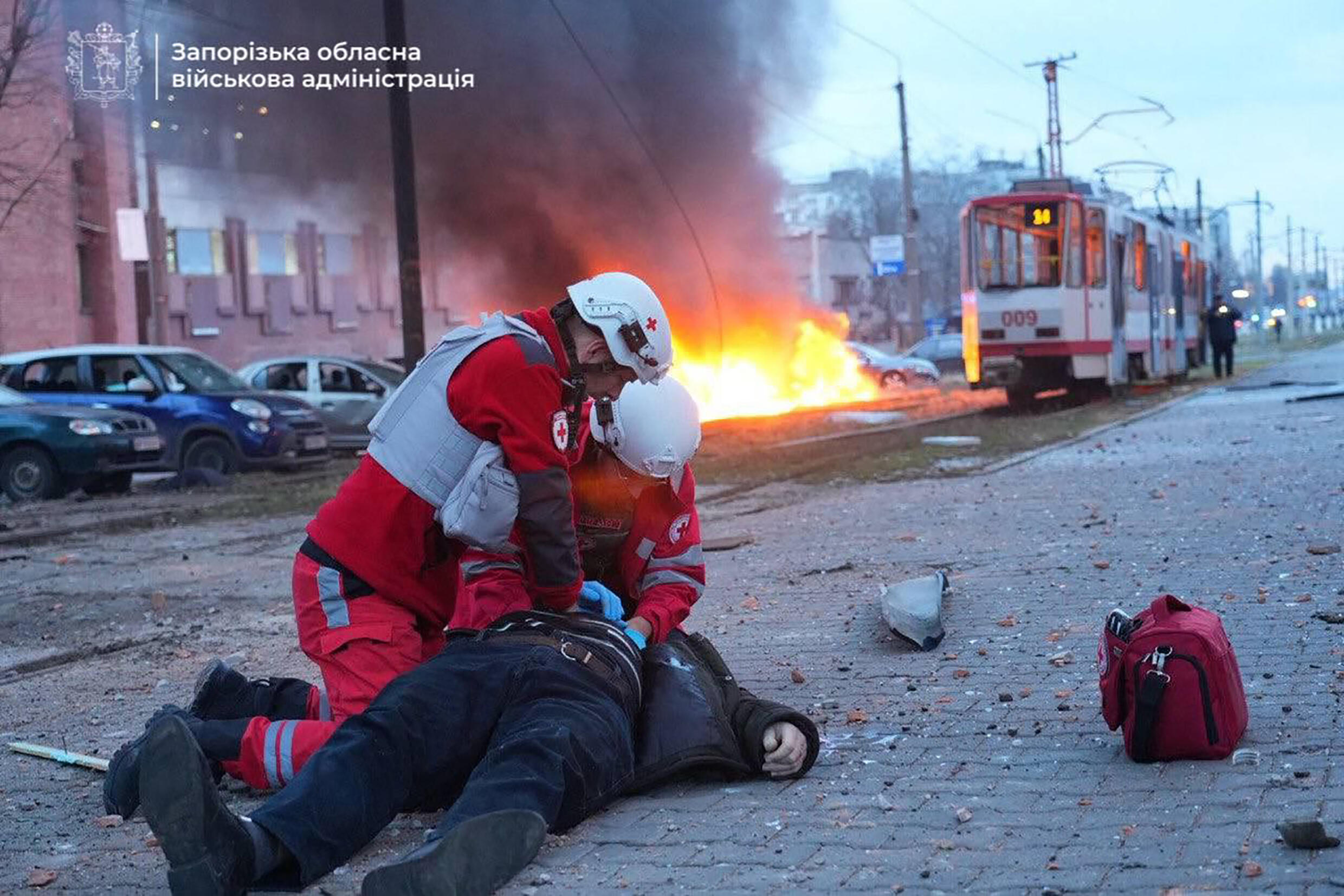 Les secouristes ukrainiens auprès d'un blessé dans une rue de Zaporijjia (sud) après une frappe russe, le 8 janvier 2025.