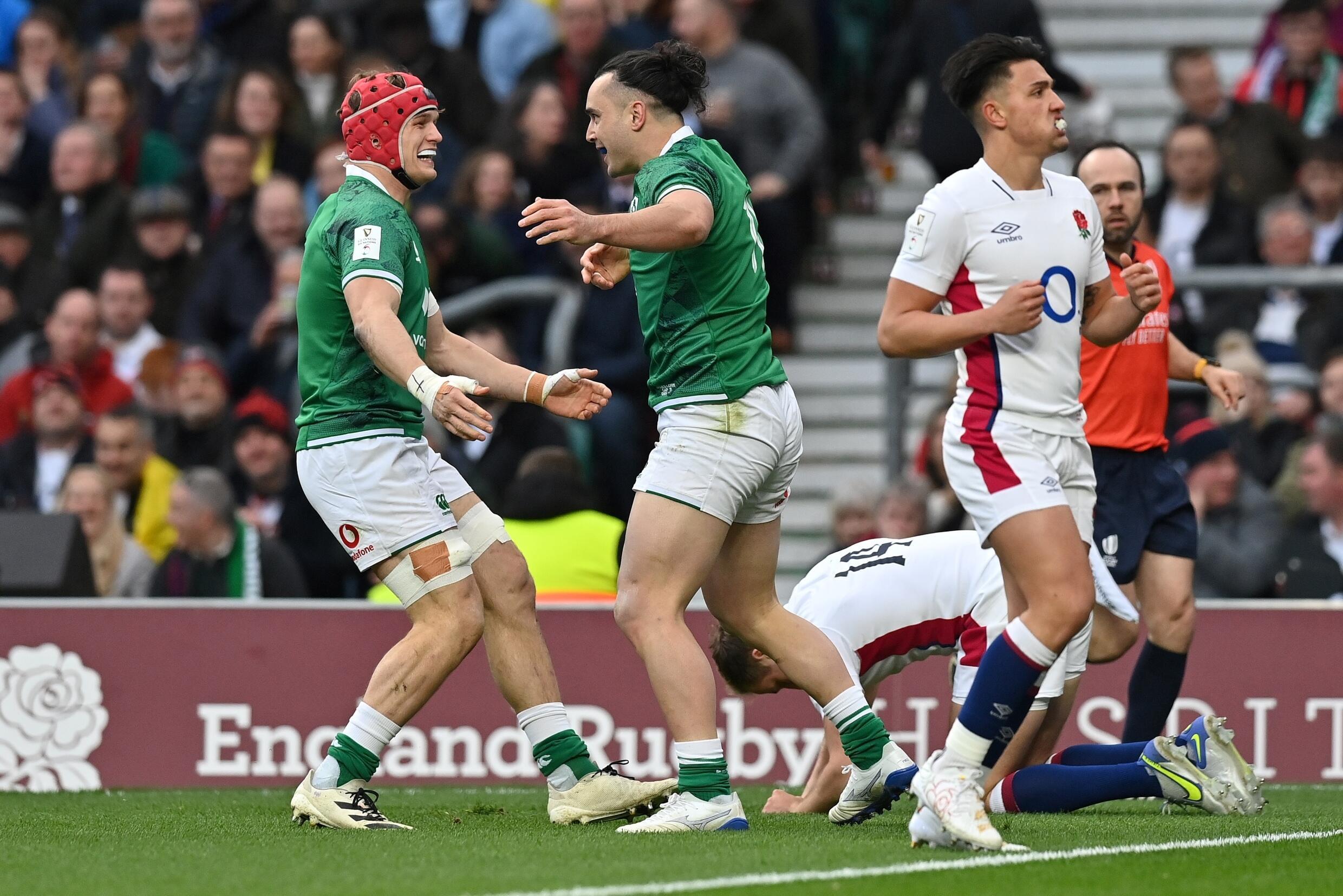 Irish winger James Low (center) celebrates his try against England with his teammates in six countries at Twickenham on March 12, 2022